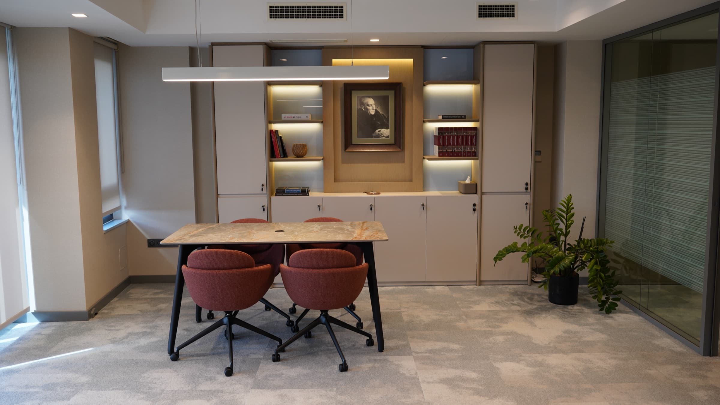 Meydan Room — toplantı masası ve kitaplık